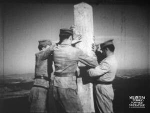 Ustawianie  betonowego słupa granicznego na Połoninie Bukowskiej w 1961 r. Kadr z Kroniki WOP z 1961 r. Archiwum Straży Granicznej w Szczecinie