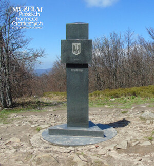 Ustawiony we wrześniu 2000 r. znak graniczny &quot;Krzemieniec&quot;. Widoczna ukraińska strona znaku. Fot. B. Tomaszewski
