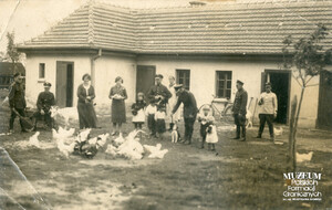 1. Tytuł tematu: strażnicy graniczni
2. Opis obrazu: strażnicy graniczni z rodzinami  
3. Data wydarzenia: lata 30. XX w.
4. Osoby widoczne: brak danych
5. Hasła przedmiotowe: Straż Graniczna, życie rodzinne
6. Opis techniczny: oryginał, czarnobiałe
7. Autor: brak danych 
8. Miejsce przechowywania/właściciel: Andrzej Olichwiruk