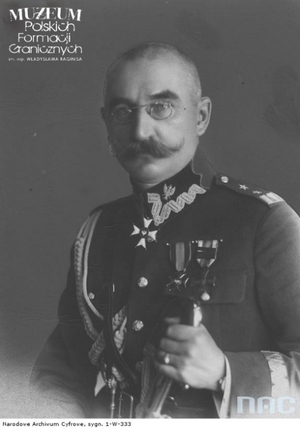 1. Tytuł: gen. dyw. Henryk Odrowąż - Minkiewicz
2. Opis obrazu: zdjęcie portretowe gen. dyw. Henryka Odrowąża - Minkiewicza
3. Data wydarzenia: lata 20. XX w.
4. Osoby widoczne: dowódca Korpusu Ochrony Pogranicza gen. dyw. Henryk Odrowąż - Minkiewicz
5. Hasła przedmiotowe: Korpus Ochrony Pogranicza, dowódcy formacji granicznych
6. Opis techniczny: oryginał, czarnobiałe
7. Autor: brak danych
8. Miejsce przechowywania/właściciel: Narodowe Archiwum Cyfrowe w Warszawie