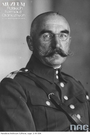 1. Tytuł: gen. dyw. Henryk Odrowąż - Minkiewicz
2. Opis obrazu: zdjęcie portretowe gen. dyw. Henryka Odrowąża - Minkiewicza
3. Data wydarzenia: lata 20. XX w.
4. Osoby widoczne: dowódca Korpusu Ochrony Pogranicza gen. dyw. Henryk Odrowąż - Minkiewicz
5. Hasła przedmiotowe: Korpus Ochrony Pogranicza, dowódcy formacji granicznych
6. Opis techniczny: oryginał, czarnobiałe
7. Autor: brak danych
8. Miejsce przechowywania/właściciel: Narodowe Archiwum Cyfrowe w Warszawie