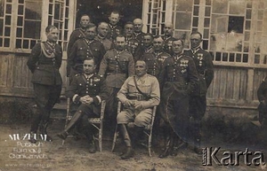 1. Tytuł tematu: kadra dowódcza Korpusu Ochrony Pogranicza
2. Opis obrazu: zdjęcie okolicznościowe oficerów KOP
3. Data wydarzenia: 01.04.1934 r.
4. Osoby widoczne: siedzą od lewej – gen. bryg. Jan Kruszewski (Dowódca KOP), płk Stanisław Schuster – Kruk (dowódca Brygady KOP „Wilno”). Pierwszy rząd od lewej: mjr Stefan Kotowski (dowódca Batalionu KOP „Nowe Święciany”), kpt. Krakowski Bolesław (kwatermistrz Baonu), kpt. Stefan Cebula (płatnik Baonu), kpt. dr Stanisław Rondumański (lekarz baonu), kpt. Stanisław Krach  (oficer łączności Baonu), pierwszy z prawej – rtm. Wilhelm Kalwas  (dowódca szwadronu kawalerii KOP „Nowe Święciany”) 
5. Hasła przedmiotowe: Korpus Ochrony Pogranicza, gen. bryg. Jan  Kruszewski
6. Opis techniczny: oryginał, czarnobiałe
7. Autor: brak danych
8. Miejsce przechowywania/właściciel: Ośrodek KARTA w Warszawie,  udostępnił Józef Martyna