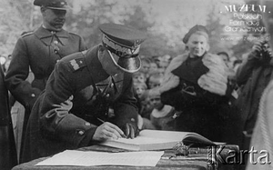 1. Tytuł tematu: gen. bryg. Jan Kruszewski
2. Opis obrazu: gen. bryg. Jan Kruszewski, Dowódca Korpusu Ochrony  Pogranicza podczas uroczystości otwarcia szkoły w miejscowości Orany, ufundowanej ze środków KOP
3. Data wydarzenia: 1937 r.
4. Osoby widoczne: gen. bryg. Jan Kruszewski
5. Hasła przedmiotowe: Korpus Ochrony Pogranicza,  gen. bryg. Jan Kruszewski
6. Opis techniczny: oryginał, czarnobiałe
7. Autor: brak danych
8. Miejsce przechowywania/właściciel: Ośrodek KARTA w Warszawie,  udostępniła Krystyna Pomarańska