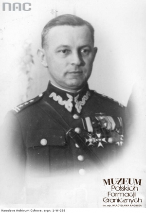 1. Tytuł: płk Jan Kruszewski
2. Opis obrazu: zdjęcie portretowe płk. Jana Kruszewskiego
3. Data wydarzenia: 1930 r.
4. Osoby widoczne: dowódca Korpusu Ochrony Pogranicza – płk Jan Kruszewski
5. Hasła przedmiotowe: Korpus Ochrony Pogranicza, dowódcy formacji granicznych
6. Opis techniczny: oryginał, czarnobiałe
7. Autor: brak danych
8. Miejsce przechowywania/właściciel: Narodowe Archiwum Cyfrowe w Warszawie