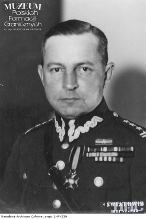 1. Tytuł: płk Jan Kruszewski
2. Opis obrazu: zdjęcie portretowe płk. Jana Kruszewskiego
3. Data wydarzenia: 1930 r.
4. Osoby widoczne: dowódca Korpusu Ochrony Pogranicza – płk Jan Kruszewski
5. Hasła przedmiotowe: Korpus Ochrony Pogranicza, dowódcy formacji granicznych
6. Opis techniczny: oryginał, czarnobiałe
7. Autor: brak danych
8. Miejsce przechowywania/właściciel: Narodowe Archiwum Cyfrowe w Warszawie