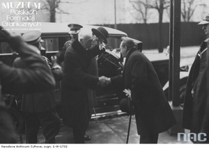 1.Tytuł: gen. bryg. Jan Kruszewski witający Prezydenta RP Ignacego Mościckiego
2.Opis obrazu: Prezydent RP Ignacy Mościcki w drodze na wystawę KOP,zorganizowaną z okazji 10. rocznicy powstania formacji
3.Data wydarzenia: 09.11.1934 r.
4.Osoby widoczne: Prezydent RP Ignacy Mościcki (w środku), dowódca  KorpusuOchrony Pogranicza gen. bryg. Jan Kruszewski (drugi od lewej), szef GabinetuWojskowego Prezydenta RP płk Jan Głogowski (za prezydentem, wysiadającyz samochodu) i adiutant prezydenta RP kpt. Józef Hartman (pierwszy z prawej)
5.Hasła przedmiotowe: Korpus Ochrony Pogranicza, dowódcy formacji granicznych
6.Opis techniczny: oryginał, czarnobiałe
7.Autor: brak danych
8.Miejsce przechowywania/właściciel: Narodowe Archiwum Cyfrowe w Warszawie