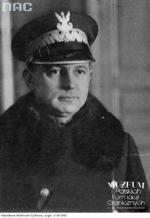 1. Tytuł: gen. bryg. Jan Kruszewski
2. Opis obrazu: zdjęcie portretowe gen. bryg. Jana Kruszewskiego
3. Data wydarzenia: 1934 r.
4. Osoby widoczne: dowódca Korpusu Ochrony Pogranicza – gen. bryg. Jan  Kruszewski
5. Hasła przedmiotowe: Korpus Ochrony Pogranicza, dowódcy formacji granicznych
6. Opis techniczny: oryginał, czarnobiałe
7. Autor: brak danych
8. Miejsce przechowywania/właściciel: Narodowe Archiwum Cyfrowe w Warszawie