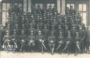 1. Tytuł: gen. bryg. Wilhelm Orlik - Rückeman
2. Opis obrazu: gen. bryg. Wilhelm Orlik – Rückeman w otoczeniu kadry
3. Data wydarzenia: lata 30. XX w.
4. Osoby widoczne: gen. bryg. Wilhelm Orlik – Rückeman (pierwszy rząd, piąty od lewej)
5. Hasła przedmiotowe: Korpus Ochrony Pogranicza, kadra 
6. Opis techniczny: oryginał, czarnobiałe
7. Autor: brak danych
8. Miejsce przechowywania/właściciel: Zbigniew Kosz