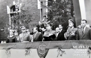 1. Tytuł: gen. bryg. Eugeniusz Dostojewski
2. Opis obrazu: gen. bryg. Eugeniusz Dostojewski, Dowódca Wojsk Ochrony  Pogranicza podczas uroczystości 
3. Data wydarzenia: lata 60.
4. Osoby widoczne: gen. bryg. Eugeniusz Dostojewski  - trzeci z lewej
5. Hasła przedmiotowe: Wojska Ochrony Pogranicza, gen. bryg. Eugeniusz  Dostojewski
6. Opis techniczny: oryginał, czarnobiałe
7. Autor: brak danych
8. Miejsce przechowywania/właściciel: Centrum Szkolenia Straży Granicznej  w Kętrzynie