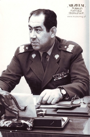 1. Tytuł: gen. bryg. Czesław Stopiński
2. Opis obrazu: gen. bryg. Czesław Stopiński, Dowódca Wojsk Ochrony Pogranicza
3. Data wydarzenia: lata 70.
4. Osoby widoczne: gen. bryg. Czesław Stopiński
5. Hasła przedmiotowe: Wojska Ochrony Pogranicza, gen. bryg. Czesław Stopiński
6. Opis techniczny: oryginał, czarnobiałe
7. Autor: brak danych
8. Miejsce przechowywania/właściciel: Nadbużański Oddział Straży Granicznej  w Chełmie