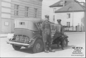 1.Tytuł tematu: Karol Bacz 
2.Opis obrazu: Karol Bacz na praktyce w Śląskim Inspektoracie Okręgowym w Katowicach
3.Data wydarzenia: 1935 r.
4.Osoby widoczne: kpt. Karol Bacz (z lewej)
5.Hasła przedmiotowe: Straż Graniczna, kadra
6.Opis techniczny: oryginał, czarnobiałe
7.Autor: nieznany
8.Miejsce przechowywania/właściciel: Morski Oddział Straży Granicznej