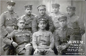 1.Tytuł tematu: Karol Bacz 
2.Opis obrazu: zdjęcie grupowe  z kolegami z 1 Pułku Legionów
3.Data wydarzenia: ok. 1918 r.
4.Osoby widoczne: Karol Bacz (siedzący pierwszy od lewej)
5.Hasła przedmiotowe: kadra
6.Opis techniczny: oryginał, czarnobiałe
7.Autor: nieznany
8.Miejsce przechowywania/właściciel: Morski Oddział Straży Granicznej