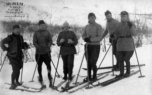 1.Tytuł tematu: Karol Bacz 
2.Opis obrazu: zdjęcie pamiątkowe 
3.Data wydarzenia: II poł. lat 20. XX w.
4.Osoby widoczne: kpt. Karol Bacz (drugi z lewej)
5.Hasła przedmiotowe: Korpus Ochrony Pogranicza, kadra
6.Opis techniczny: oryginał, czarnobiałe
7.Autor: nieznany
8.Miejsce przechowywania/właściciel: Morski Oddział Straży Granicznej