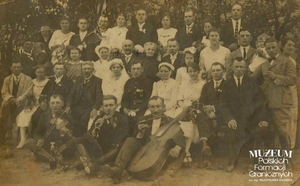 1. Tytuł tematu: ślub strażnika
2. Opis obrazu: zdjęcie grupowe ze ślubu str. Adama Filipowiaka z Marią z d.Morawska
3. Data wydarzenia: 16.02.1923 r.
4. Osoby widoczne: panna młoda Maria Morawska, pan młody Adam Filipowiak (w mundurze) po jego lewej stronie Nastazja Morawska   
5. Hasła przedmiotowe: Straż Graniczna, życie rodzinne
6. Opis techniczny:14 x 8 cm , oryginał, czarnobiałe
7. Autor: wytwórnia portretów artystycznych ,,Wawel” Kraków-Podgórze, Smolki 80/40 Doppeld -Brus
8. Miejsce przechowywania/właściciel: Władysław Filipowiak