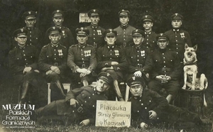 1. Tytuł tematu: strażnicy graniczni
2. Opis obrazu: zdjęcie grupowe strażników granicznych  z Placówki Kaczyce (Komisariat SG Zebrzydowice)
3. Data wydarzenia: początek lat 30.
4. Osoby widoczne: str. Adam Filipowiak (drugi z lewej, siedzący), str. Józef Machnik (górny rząd , pierwszy z prawej)
5. Hasła przedmiotowe: Straż Graniczna, placówki
6. Opis techniczny: 14 x 9 cm, oryginał, czarnobiałe
7. Autor: brak danych
8. Miejsce przechowywania/właściciel: Władysław Filipowiak