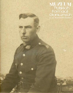 1. Tytuł tematu: strażnik Adam Filipowiak
2. Opis obrazu: zdjęcie legitymacyjne strażnika Adama Filipowiaka  z Placówki SG Kaczyce (komisariat  SG Zebrzydowice) w mundurze wzór 1928 dla Straży Celnej 
3. Data wydarzenia: koniec lat 20.
4. Osoby widoczne: strażnik Adam Filipowiak 
5. Hasła przedmiotowe: Straż Graniczna, kadra
6. Opis techniczny: 6,5 x 8,5 cm, oryginał , czarnobiałe
7. Autor: brak danych
8. Miejsce przechowywania/właściciel: Władysław Filipowiak