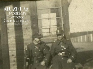 1. Tytuł tematu: strażnicy podczas pełnienia służby
2. Opis obrazu: strażnicy z Placówki  SG Pietwałd (Komisariat SG Orłowa) na posterunku w umundurowaniu zimowym
3. Data wydarzenia: 1938/39 r.
4. Osoby widoczne: str. Adam Filipowiak
5. Hasła przedmiotowe: Straż Graniczna, placówki
6. Opis techniczny: 5 x 4 cm, oryginał, czarnobiałe
7. Autor: brak danych
8. Miejsce przechowywania/właściciel: Władysław Filipowiak