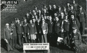 1. Tytuł: spotkanie kombatantów
2. Opis obrazu: zdjęcie grupowe kombatantów I i II Armii Wojska Polskiego podczas spotkania w Cieszynie
3. Data wydarzenia: 09.10.1978 r.
4. Osoby widoczne: Adam Filipowiak – pierwszy z lewej
5. Hasła przedmiotowe: święta i uroczystości
6. Opis techniczny: oryginał, czarnobiałe
7. Autor: brak danych
8. Miejsce przechowywania/właściciel: Władysław Filipowiak