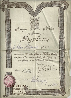 1. Tytuł: dyplom
2. Treść: dyplom informujący o otrzymaniu przez Adama Filipowiaka Odznaki ,,Miecze Hallerowskie’’ 
3. Hasła przedmiotowe: Straż Graniczna
4. Wytwórca: Kapituła ,,Mieczy Hallerowskich”
5. Czas powstania: 1930 r.
6. Miejsce sporządzenia: Polska, Warszawa
7. Materiał i technika wykonania: druk wypełniony pismem odręcznym
8. Wymiary: 23 x 30 cm
9. Stan zachowania: dobry
10. Miejsce przechowywania/właściciel: Władysław Filipowiak