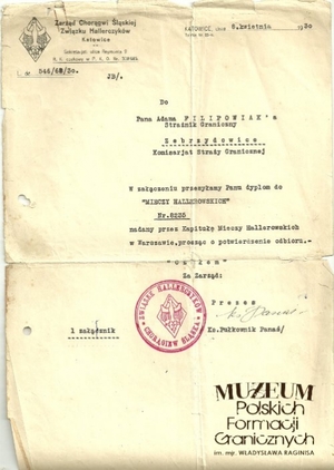 1. Tytuł: powiadomienie
2. Treść: dokument powiadamiający Adama Filipowiaka o przesłaniu dyplomu do odznaki ,,Miecze Hallerowskie”
3. Hasła przedmiotowe: Straż Graniczna
4. Wytwórca: Zarząd Chorągwi Śląskiej Związku Hallerczyków
5. Czas powstania: 08.04.1930 r.
6. Miejsce sporządzenia: Polska, Katowice
7. Materiał i technika wykonania: maszynopis
8. Wymiary: 21 x 31 cm
9. Stan zachowania: dobry
10. Miejsce przechowywania/właściciel: Władysław Filipowiak