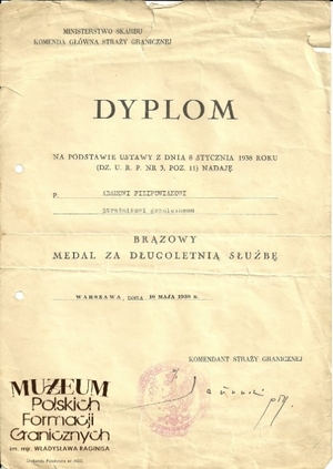 1. Tytuł: dyplom nadania
2. Treść: nadanie str. Adamowi Filipowiakowi Brązowego Medalu  Za Długoletnią Służbę 
3. Hasła przedmiotowe: Straż Graniczna
4. Wytwórca: Komenda Główna Straży Granicznej
5. Czas powstania: 10.05.1938 r.
6. Miejsce sporządzenia: Polska, Warszawa
7. Materiał i technika wykonania: druk wypełniony pismem odręcznym
8. Wymiary: 21 x 30 cm
9. Stan zachowania: dobry
10. Miejsce przechowywania/właściciel: Władysław Filipowiak