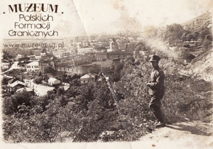 1. Tytuł: podoficer Korpusu Ochrony Pogranicza
2. Opis obrazu: zdjęcie kaprala Piotra Kozłowskiego na tle panoramy Czortkowa  wykonane z „Górnej Wygnanki”
3. Data wydarzenia: II połowa lat 30. XX w.
4. Osoby widoczne: kapral Piotr Kozłowski
5. Hasła przedmiotowe: Korpus Ochrony Pogranicza, kadra
6. Opis techniczny: oryginał, czarnobiałe
7. Autor: brak danych
8. Miejsce przechowywania/właściciel: Aleksander Kozłowski