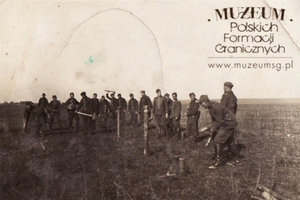 1. Tytuł: żołnierze Korpusu Ochrony Pogranicza
2. Opis obrazu: żołnierze KOP stawiający zasieki
3. Data wydarzenia: II połowa lat 30. XX w.
4. Osoby widoczne: kapral Piotr Kozłowski (czwarty z prawej)
5. Hasła przedmiotowe: Korpus Ochrony Pogranicza, kadra
6. Opis techniczny: oryginał, czarnobiałe
7. Autor: brak danych
8. Miejsce przechowywania/właściciel: Aleksander Kozłowski