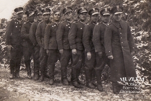 1. Tytuł: żołnierze Korpusu Ochrony Pogranicza
2. Opis obrazu: zdjęcie grupowe żołnierzy KOP
3. Data wydarzenia: II połowa lat 30. XX w.
4. Osoby widoczne: kapral Piotr Kozłowski (drugi z prawej)
5. Hasła przedmiotowe: Korpus Ochrony Pogranicza, kadra
6. Opis techniczny: oryginał, czarnobiałe
7. Autor: brak danych
8. Miejsce przechowywania/właściciel: Aleksander Kozłowski