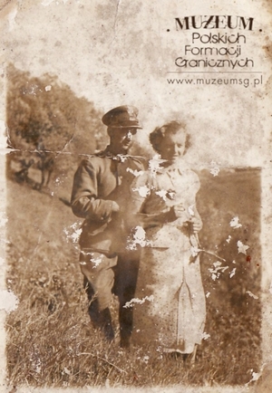 1. Tytuł: podoficer Korpusu Ochrony Pogranicza
2. Opis obrazu: kapral Piotr Kozłowski z żoną Kazimierą
3. Data wydarzenia: II połowa lat 30. XX w.
4. Osoby widoczne: kapral Piotr Kozłowski, Kazimiera Kozłowska
5. Hasła przedmiotowe: Korpus Ochrony Pogranicza, kadra
6. Opis techniczny: oryginał, czarnobiałe
7. Autor: brak danych
8. Miejsce przechowywania/właściciel: Aleksander Kozłowski