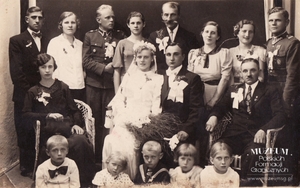 1. Tytuł: zdjęcie zaślubin
2. Opis obrazu: zdjęcie grupowe ze ślubu Piotra Kozłowskiego  z Kazimierą Gwozdecką
3. Data wydarzenia: 1937 r.
4. Osoby widoczne: Piotr Kozłowski (drugi rząd – drugi z prawej), Kazimiera Gwozdecka (drugi rząd – druga z lewej),  Semeniuk (trzeci rząd – pierwszy z lewej),  Stefania Komornicka (trzeci rząd – druga z lewej),  Janina Kononow z d. Gwozdecka (trzeci rząd – czwarta z lewej),  Ryszard Gwozdecki (pierwszy rząd – trzeci z lewej)
5. Hasła przedmiotowe: Korpus Ochrony Pogranicza, kadra
6. Opis techniczny: oryginał, czarnobiałe
7. Autor: brak danych
8. Miejsce przechowywania/właściciel: Aleksander Kozłowski