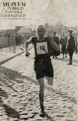 1. Tytuł tematu: sierż. Józef Krzemiński
2. Opis obrazu: zdjęcie pamiątkowe w trakcie zawodów sportowych (biegu na przełaj) w Wołożynie 
3. Data wydarzenia: 03.05.1937 r.
4. Osoby widoczne: strz. Józef Krzemiński 
5. Hasła przedmiotowe: Korpus Ochrony Pogranicza, kadra
6. Opis techniczny: oryginał, czarnobiałe
7. Autor: nieznany
8. Miejsce przechowywania/właściciel: Archiwum Straży Granicznej w Szczecinie, dar Józefa Krzemińskiego