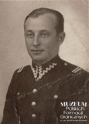 1. Tytuł tematu: zdjęcie portretowe
2. Opis obrazu: sierż. Józef Krzemiński
3. Data wydarzenia: 1937 r.
4. Osoby widoczne: kpr. Józef Krzemiński
5. Hasła przedmiotowe: Korpus Ochrony Pogranicza, kadra
6. Opis techniczny: oryginał, czarnobiałe
7. Autor: Foto „Marion”, Lwów
8. Miejsce przechowywania/właściciel: Archiwum Straży Granicznej w Szczecinie, dar Józefa Krzemińskiego