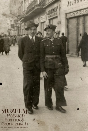 1.Tytuł tematu: zdjęcie pamiątkowe
2.Opis obrazu: sierż. Józef Krzemiński na ulicy we Lwowie
3.Data wydarzenia: 1939 r.
4.Osoby widoczne: kpr. Józef Krzemiński (w mundurze)
5.Hasła przedmiotowe: Korpus Ochrony Pogranicza, kadra
6.Opis techniczny: oryginał, czarnobiałe
7.Autor: brak danych
8.Miejsce przechowywania/właściciel: Archiwum Straży Granicznej w Szczecinie, dar Józefa Krzemińskiego