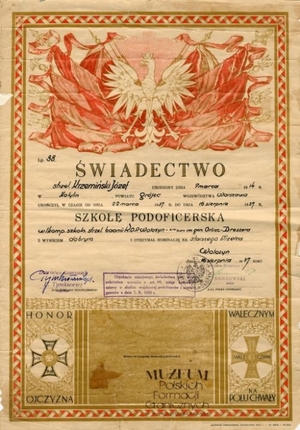 1. Tytuł: świadectwo
2. Treść: świadectwo ukończenia przez strz. Józefa Krzemińskiego Szkoły Podoficerskiej w Batalionie Korpusu Ochrony Pogranicza „Wołożyn”
3. Hasła przedmiotowe: Korpus Ochrony Pogranicza, kadra
4. Wytwórca: Batalion Korpusu Ochrony Pogranicza „Wołożyn”
5. Czas powstania: 16.08.1937 r.
6. Miejsce sporządzenia: Polska, Wołożyn
7. Materiał i technika wykonania: papier, druk wypełniony odręcznie
8. Wymiary: 29 x 41 cm
9. Stan zachowania: dobry
10. Miejsce przechowywania/właściciel: Archiwum Straży Granicznej w Szczecinie, dar Józefa Krzemińskiego