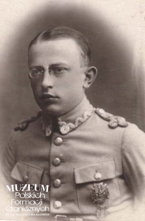 1. Tytuł: Feliks Olas
2. Opis obrazu: Feliks Olas w mundurze Legionów z widoczną odznaką legionową
3. Data wydarzenia: przed 1920 r. 
4. Osoby widoczne: Feliks Olas
5. Hasła przedmiotowe: kadra
6. Opis techniczny: oryginał, czarnobiałe
7. Autor: brak danych
8. Miejsce przechowywania/właściciel: Andrzej Olas