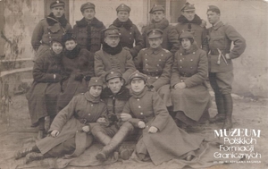 1. Tytuł: Oddział Sztabowy
2. Opis obrazu: zdjęcie grupowe Oddziału Sztabowego Dowództwa Frontu  Litewsko - Białoruskiego
3. Data wydarzenia:1920 r.
4. Osoby widoczne: Feliks Olas (drugi rząd – trzeci z lewej)
5. Hasła przedmiotowe: kadra
6. Opis techniczny: oryginał, czarnobiałe
7. Autor: brak danych
8. Miejsce przechowywania/właściciel: Andrzej Olas