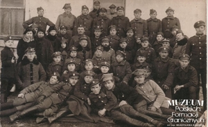 1. Tytuł: Oddział Sztabowy
2. Opis obrazu: zdjęcie grupowe Oddziału Sztabowego Dowództwa Frontu Litewsko - Białoruskiego
3. Data wydarzenia:1920 r.
4. Osoby widoczne: Feliks Olas (czwarty rząd – czwarty z lewej)
5. Hasła przedmiotowe: kadra
6. Opis techniczny: oryginał, czarnobiałe
7. Autor: brak danych
8. Miejsce przechowywania/właściciel: Andrzej Olas