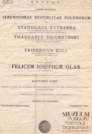 1. Tytuł: świadectwo
2. Treść: dokument potwierdzający uzyskanie przez Feliksa Józefa Olasa  tytułu doktora praw
3. Hasła przedmiotowe: kadra
4. Wytwórca: Uniwersytet Jagielloński
5. Czas powstania: 28.12.1933 r.
6. Miejsce sporządzenia: Polska, Kraków
7. Materiał i technika wykonania: druk 
8. Wymiary: brak danych
9. Stan zachowania: dobry
10. Miejsce przechowywania/właściciel:  Andrzej Olas