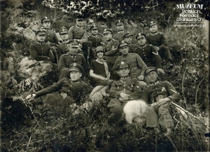 1. Tytuł tematu: żołnierze formacji granicznej
2. Opis obrazu: zdjęcie pamiątkowe
3. Data wydarzenia: 1923 r.
4. Osoby widoczne: Aleksander Pietraszak (drugi z lewej, w górnym rzędzie) 
5. Hasła przedmiotowe: kadra
6. Opis techniczny: oryginał, czarnobiałe
7. Autor: brak danych
8. Miejsce przechowywania/właściciel: Leonard Pietraszak
