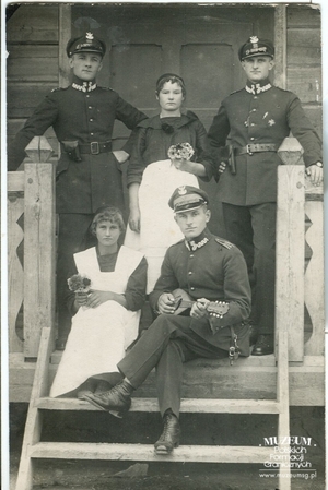 1. Tytuł tematu: żołnierze Korpusu Ochrony Pogranicza
2. Opis obrazu: zdjęcie pamiątkowe wykonane w Bogdanówce
3. Data wydarzenia: 1925 r.
4. Osoby widoczne: Aleksander Pietraszak (pierwszy z lewej) 
5. Hasła przedmiotowe: kadra
6. Opis techniczny: oryginał, czarnobiałe
7. Autor: brak danych
8. Miejsce przechowywania/właściciel: Leonard Pietraszak