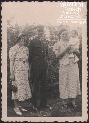 1. Tytuł tematu: fotografia rodzinna
2. Opis obrazu: Aleksander Pietraszak z rodziną
3. Data wydarzenia: 04.07.1937 r.
4. Osoby widoczne: od lewej Janina Pietraszak (żona), Aleksander Pietraszak, siostra Janiny Pietraszak trzymająca na rękach syna Aleksandra  (Leonarda Pietraszaka)
5. Hasła przedmiotowe: kadra
6. Opis techniczny: oryginał, czarnobiałe
7. Autor: brak danych
8. Miejsce przechowywania/właściciel: Leonard Pietraszak