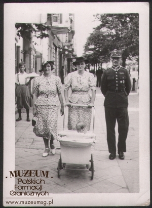 1. Tytuł tematu: fotografia rodzinna
2. Opis obrazu: Aleksander Pietraszak z rodziną
3. Data wydarzenia: 04.07.1937 r.
4. Osoby widoczne: od lewej Janina Pietraszak (żona), siostra Janiny  Pietraszak, Aleksander Pietraszak, w wózku syn Leonard 
5. Hasła przedmiotowe: kadra
6. Opis techniczny: oryginał, czarnobiałe
7. Autor: brak danych
8. Miejsce przechowywania/właściciel: Leonard Pietraszak