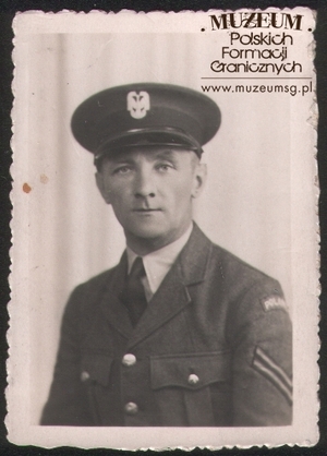 1. Tytuł tematu: Aleksander Pietraszak
2. Opis obrazu: zdjęcie portretowe wykonane w Liverpool (Anglia)
3. Data wydarzenia: lata 40.
4. Osoby widoczne: Aleksander Pietraszak 
5. Hasła przedmiotowe: kadra
6. Opis techniczny: oryginał, czarnobiałe
7. Autor: brak danych
8. Miejsce przechowywania/właściciel: Leonard Pietraszak