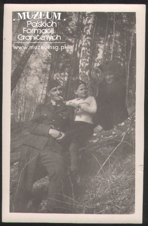 1. Tytuł tematu: zdjęcie pamiątkowe
2. Opis obrazu: Aleksander Pietraszak z synem Leonardem
3. Data wydarzenia: 02.04.1946 r.
4. Osoby widoczne: od lewej Aleksander Pietraszak, Leonard Pietraszak
5. Hasła przedmiotowe: kadra
6. Opis techniczny: oryginał, czarnobiałe
7. Autor: brak danych
8. Miejsce przechowywania/właściciel: Leonard Pietraszak