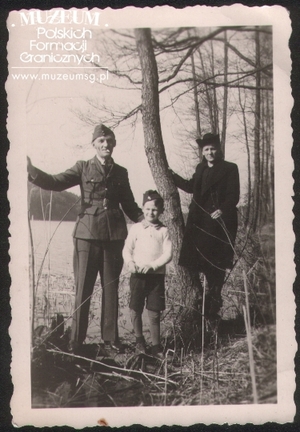 1. Tytuł tematu: zdjęcie pamiątkowe
2. Opis obrazu: Aleksander Pietraszak z synem Leonardem
3. Data wydarzenia: 04.04.1946 r.
4. Osoby widoczne: od lewej Aleksander Pietraszak, Leonard Pietraszak
5. Hasła przedmiotowe: kadra
6. Opis techniczny: oryginał, czarnobiałe
7. Autor: brak danych
8. Miejsce przechowywania/właściciel: Leonard Pietraszak