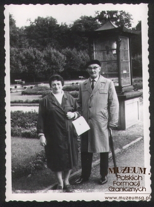1. Tytuł tematu: fotografia rodzinna
2. Opis obrazu: Aleksander Pietraszak z żoną podczas pobytu w Berlinie
3. Data wydarzenia: wrzesień 1966 r.
4. Osoby widoczne: od lewej Janina Pietraszak, Aleksander Pietraszak 
5. Hasła przedmiotowe: kadra
6. Opis techniczny: oryginał, czarnobiałe
7. Autor: brak danych
8. Miejsce przechowywania/właściciel: Leonard Pietraszak