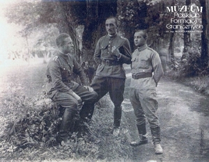 1.Tytuł tematu: st. sierż. Jan Rubas
2.Opis obrazu: żołnierze strażnicy Korpusu Ochrony Pogranicza Radoszówka 
3.Data wydarzenia: 1934 r.
4.Osoby widoczne: od lewej – sierż. Jan Rubas (dowódca strażnicy),sierż. Wierzbicki, NN (pisarz-kancelista)
5.Hasła przedmiotowe: Korpus Ochrony Pogranicza, kadra
6.Opis techniczny: oryginał, czarnobiałe
7.Autor: nieznany
8.Miejsce przechowywania/właściciel: Maria Rubas
