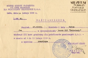 1. Tytuł: zaświadczenie
2. Treść: zaświadczenie st. sierż. Jana Rubasa o ukończeniu III kursu granicznego dla podoficerów zawodowych Korpusu Ochrony Pogranicza
3. Hasła przedmiotowe: Korpus Ochrony Pogranicza, kadra
4. Wytwórca: Centralna Szkoła Podoficerska KOP w Osowcu
5. Czas powstania: 15.02.1939 r.
6. Miejsce sporządzenia: Polska, Lwów
7. Materiał i technika wykonania: papier, maszynopis wypełniony pismem odręcznym
8. Wymiary: brak danych
9. Stan zachowania: dobry
10. Miejsce przechowywania/właściciel: Maria Rubas