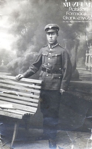 1.Tytuł tematu: przodownik Aleksander Strzeszewski
2.Opis obrazu: zdjęcie pamiątkowe
3.Data wydarzenia: między 1919 a 1921 r.
4.Osoby widoczne: saper Aleksander Strzeszewski
5.Hasła przedmiotowe: Straż Graniczna, kadra
6.Opis techniczny: oryginał, czarnobiałe
7.Autor: brak danych
8.Miejsce przechowywania/właściciel: Radosław Mazur