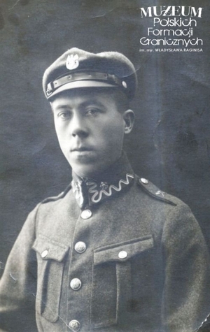 1.Tytuł tematu: przodownik Aleksander Strzeszewski
2.Opis obrazu: zdjęcie portretowe
3.Data wydarzenia: między 1919 a 1921 r.
4.Osoby widoczne: saper Aleksander Strzeszewski
5.Hasła przedmiotowe: Straż Graniczna, kadra
6.Opis techniczny: oryginał, czarnobiałe
7.Autor: brak danych
8.Miejsce przechowywania/właściciel: Radosław Mazur
